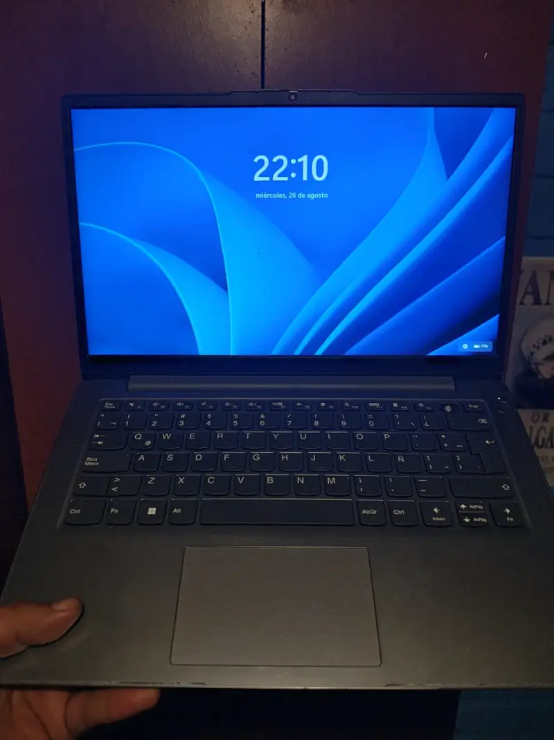 Laptop Lenovo con pantalla de 14 pulgadas - 1