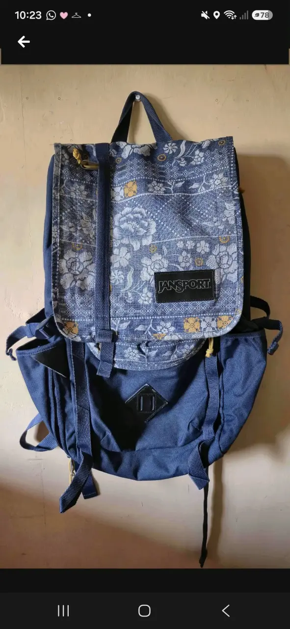 Mochila JanSport con diseño floral azul