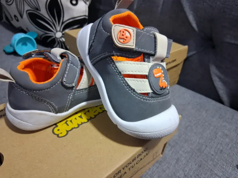 Zapatillas de bebé grises con diseño de dinosaurio