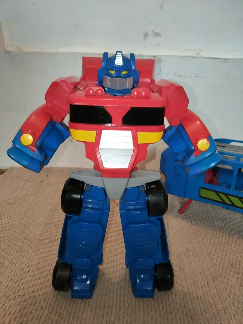 Figura de acción transformable Optimus Prime con remolque