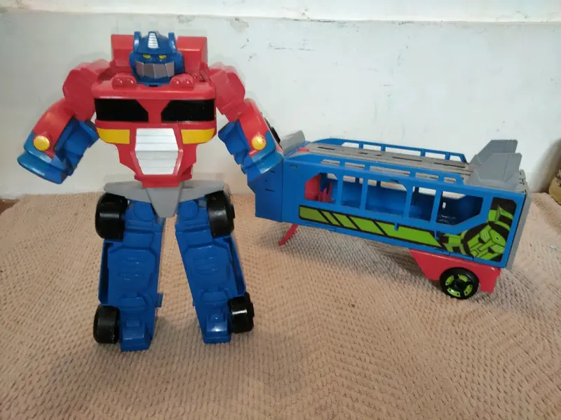 Figura de acción transformable Optimus Prime con remolque - 2