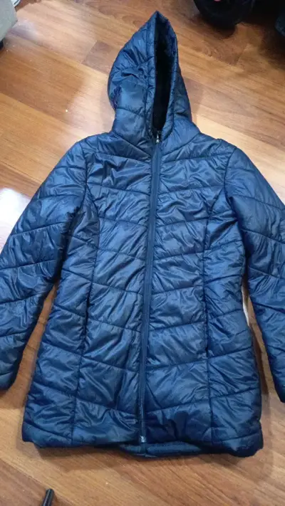 Chaqueta acolchada azul con capucha para niña - miniatura 1