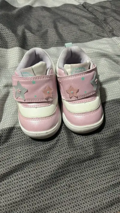 Zapatillas de bebé rosadas con luz - miniatura 1