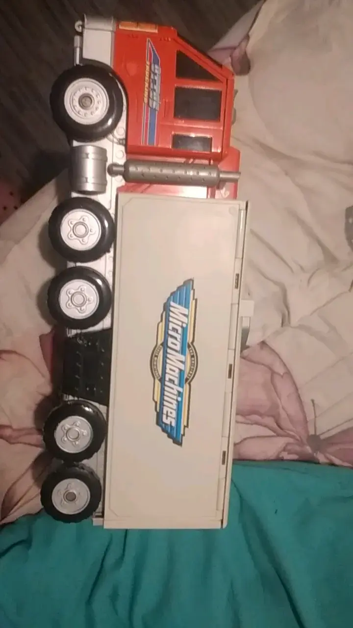 Camión de juguete Micro Machines rojo y blanco