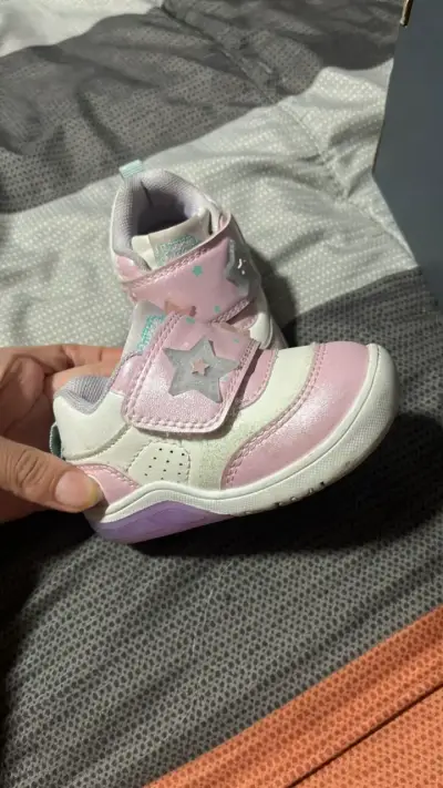 Zapatillas de bebé rosadas con luces - miniatura 2