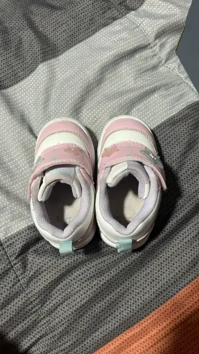 Zapatillas de bebé rosadas con luces - miniatura 3