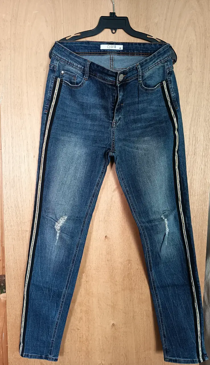 Jeans de mujer con rayas laterales desgastados - 1