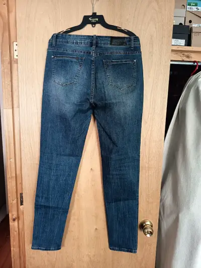 Jeans de mujer con rayas laterales desgastados - miniatura 2