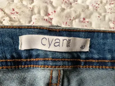 Jeans de mujer con rayas laterales desgastados - miniatura 3