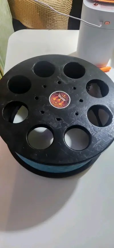 Carrete de hilo negro con hilo - miniatura 1