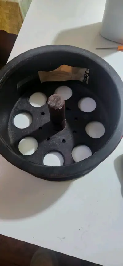 Carrete de hilo negro con hilo - miniatura 2