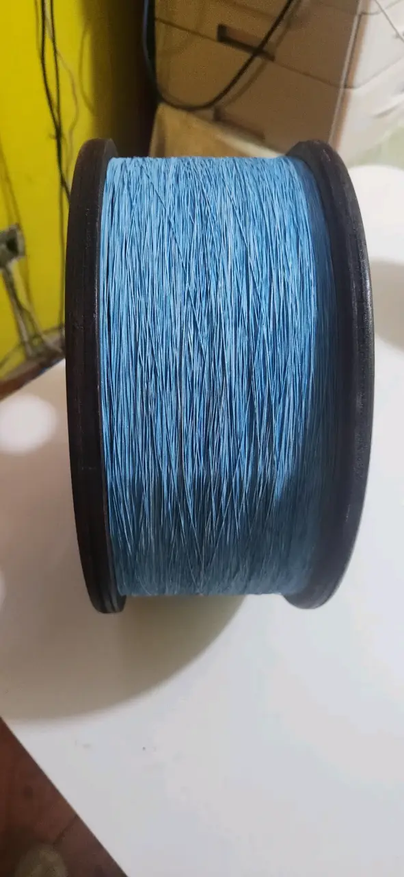 Carrete de hilo negro con hilo - 3