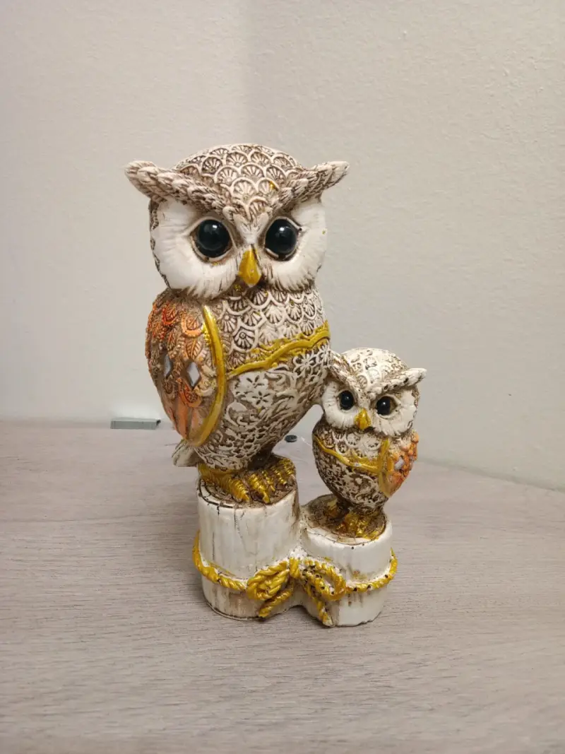 Figura decorativa de búhos en cerámica