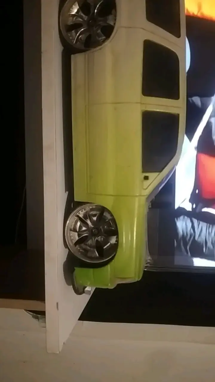 Auto de juguete verde con detalles cromados - 1