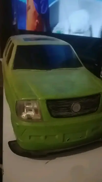 Auto de juguete verde con detalles cromados - miniatura 2