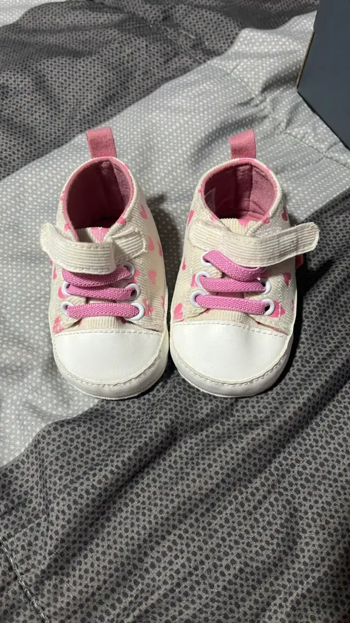 Zapatillas de bebé con corazones rosados