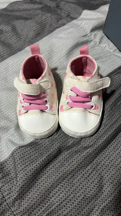 Zapatillas de bebé con corazones rosados - miniatura 1