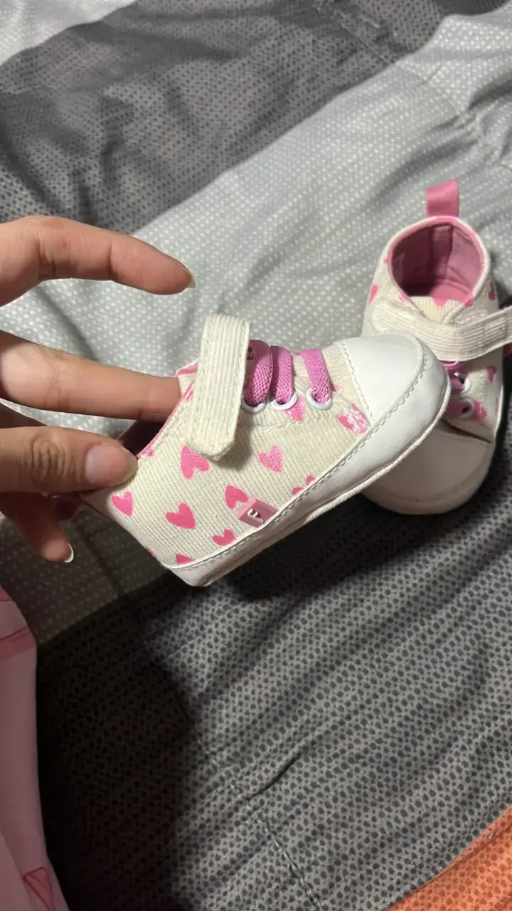 Zapatillas de bebé con corazones rosados - 2