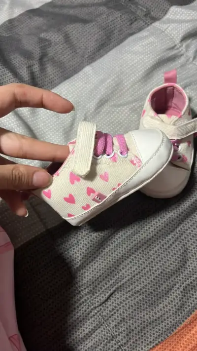 Zapatillas de bebé con corazones rosados - miniatura 2