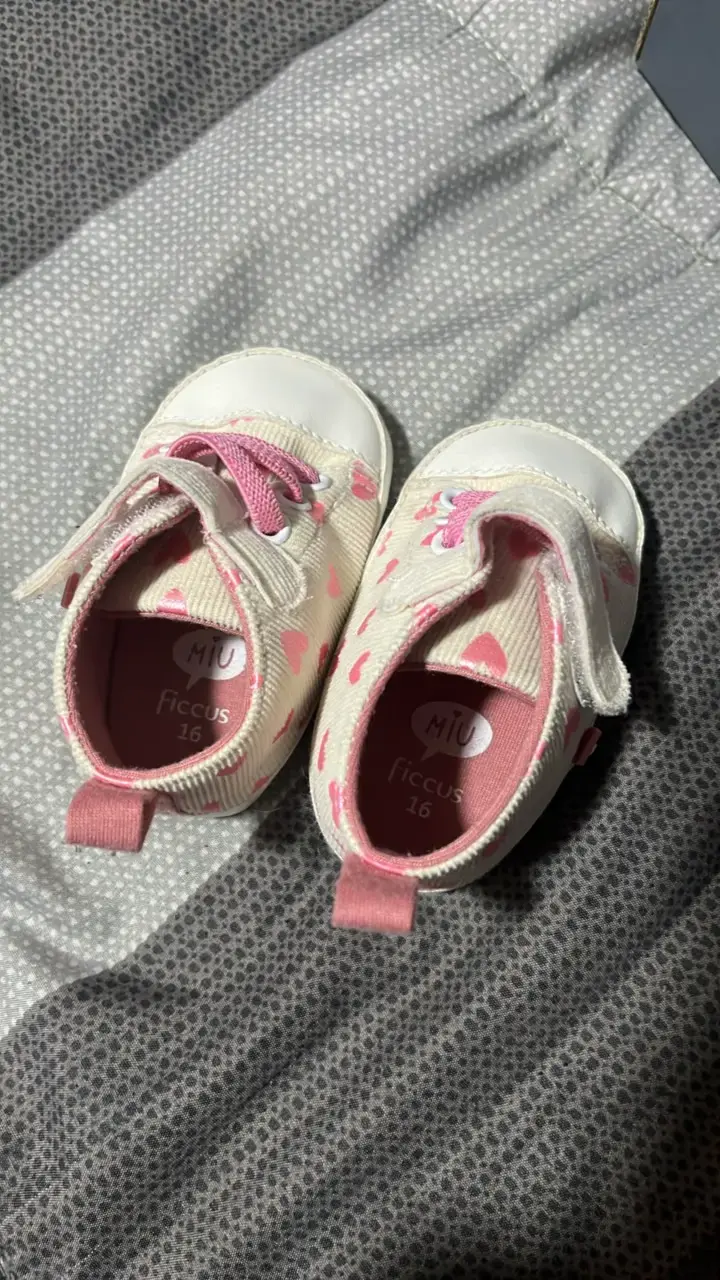 Zapatillas de bebé con corazones rosados - 3