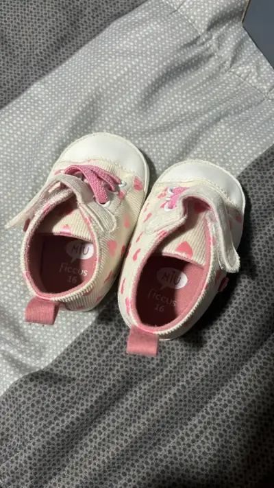 Zapatillas de bebé con corazones rosados - miniatura 3