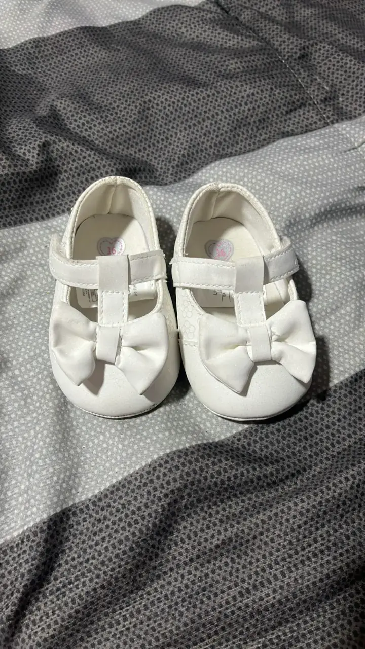 Zapatos de bebé blancos con lazo - 1