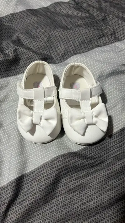 Zapatos de bebé blancos con lazo - miniatura 1