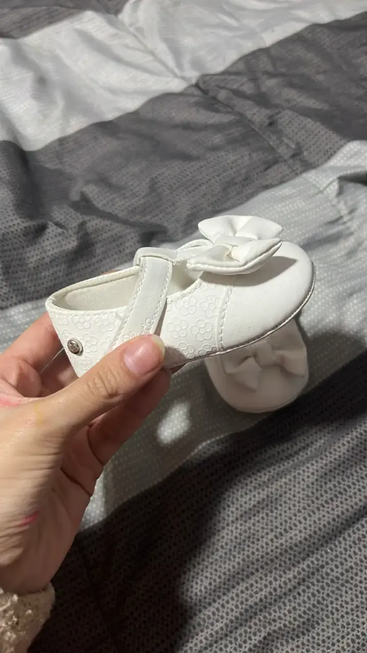 Zapatos de bebé blancos con lazo - 2
