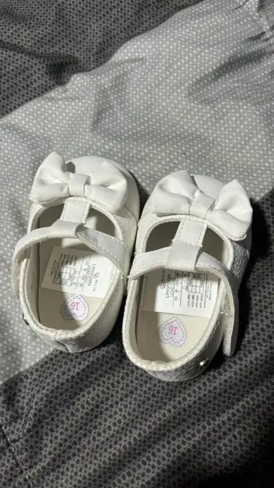 Zapatos de bebé blancos con lazo - miniatura 3
