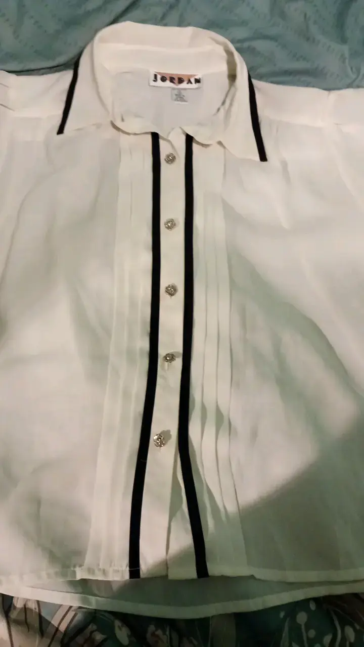 Blusa marfil Jordan con detalles negros - 1