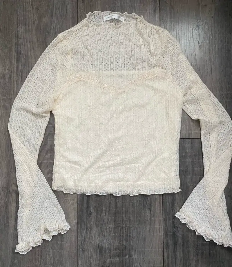 Blusa de encaje beige con mangas acampanadas - 1