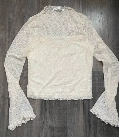 Blusa de encaje beige con mangas acampanadas - miniatura 1