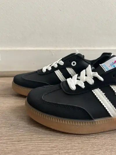 Zapatillas estilo samba negras con suela de goma - miniatura 1