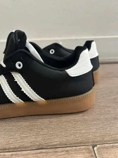 Zapatillas estilo samba negras con suela de goma - miniatura 2