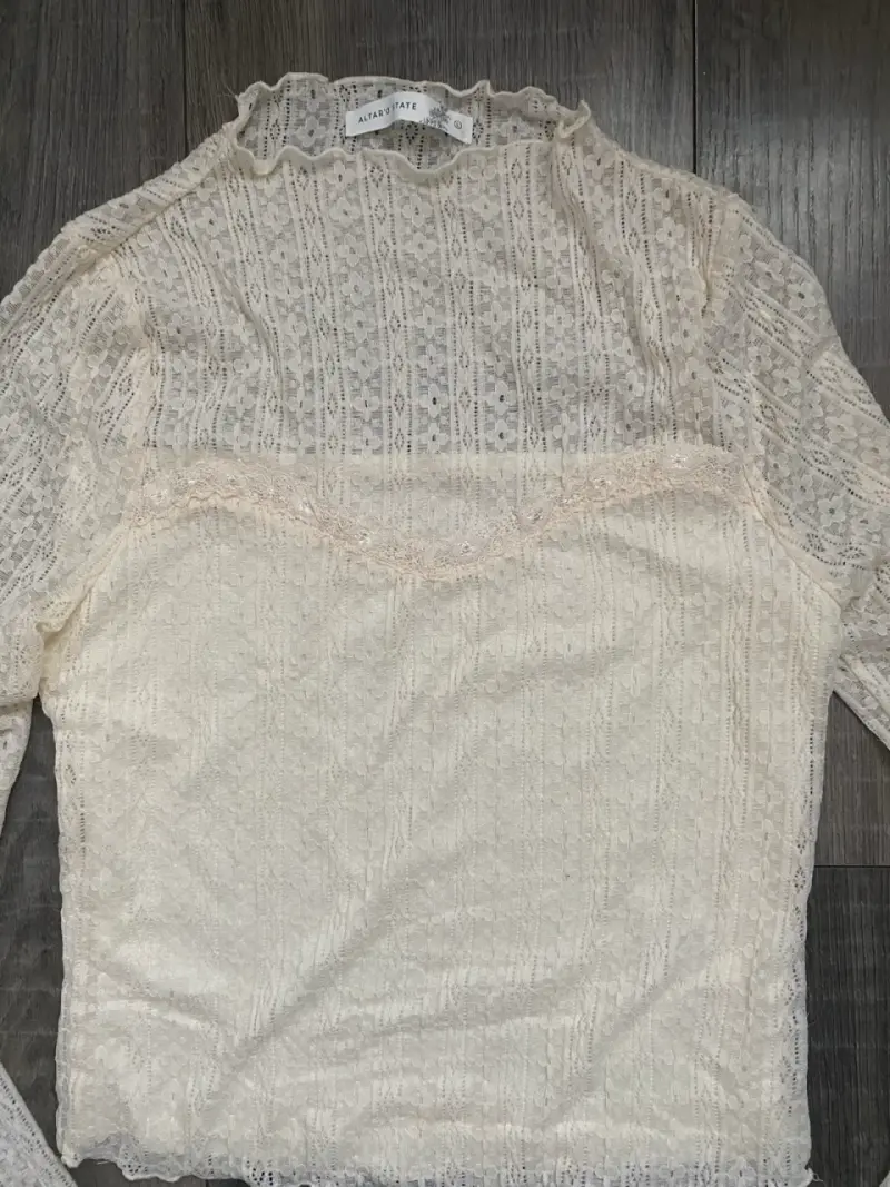 Blusa de encaje beige con mangas acampanadas - 2