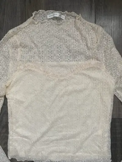 Blusa de encaje beige con mangas acampanadas - miniatura 2