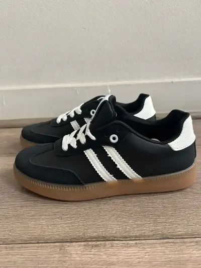 Zapatillas estilo samba negras con suela de goma - miniatura 3