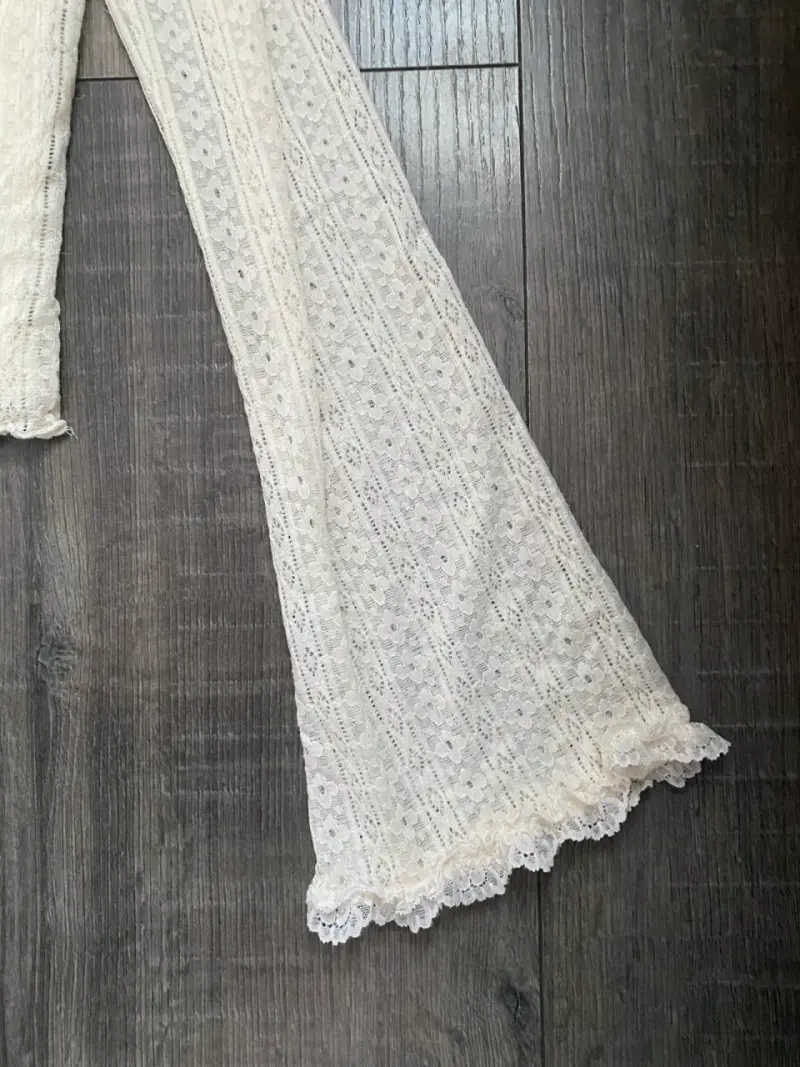 Blusa de encaje beige con mangas acampanadas - 3