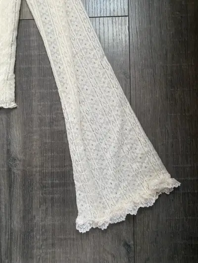 Blusa de encaje beige con mangas acampanadas - miniatura 3