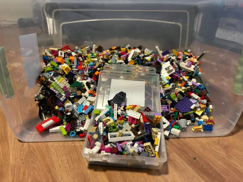 Caja de piezas de construcción LEGO variadas