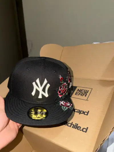 Gorra New Era NY con diseño floral bordado - miniatura 2