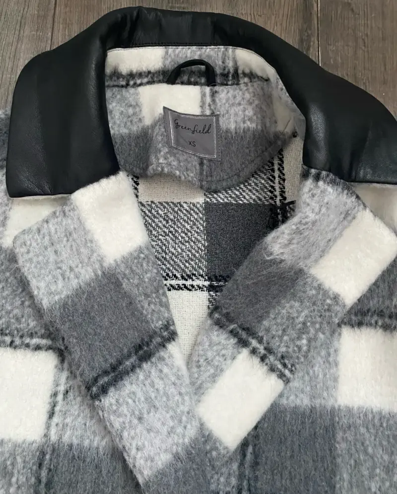 Abrigo de cuadros gris y blanco con cuello negro - 2