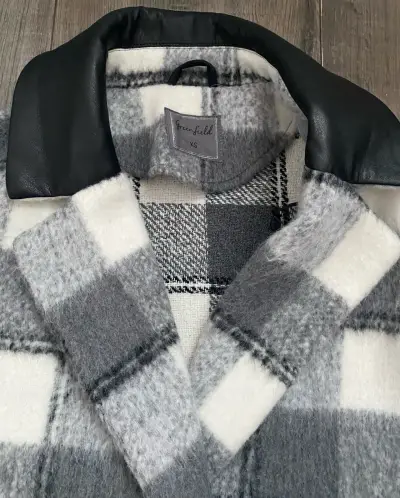 Abrigo de cuadros gris y blanco con cuello negro - miniatura 2
