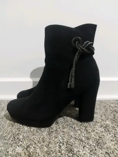 Botines de tacón alto negros con detalle de cordón - miniatura 1