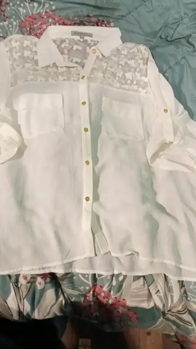 Blusa marfil  con encaje y botones dorados - miniatura 1