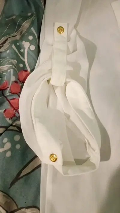Blusa marfil  con encaje y botones dorados - miniatura 4