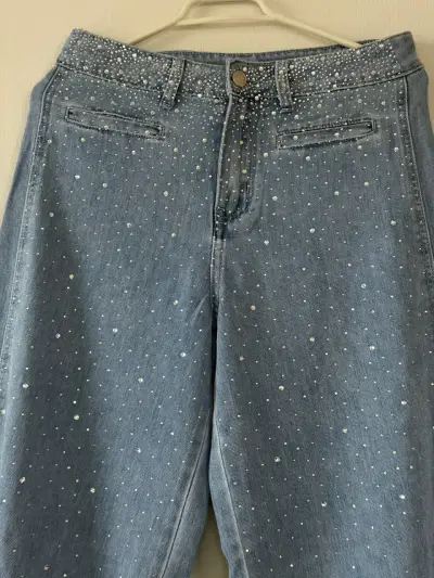 Jeans de mujer con detalles brillantes - miniatura 2