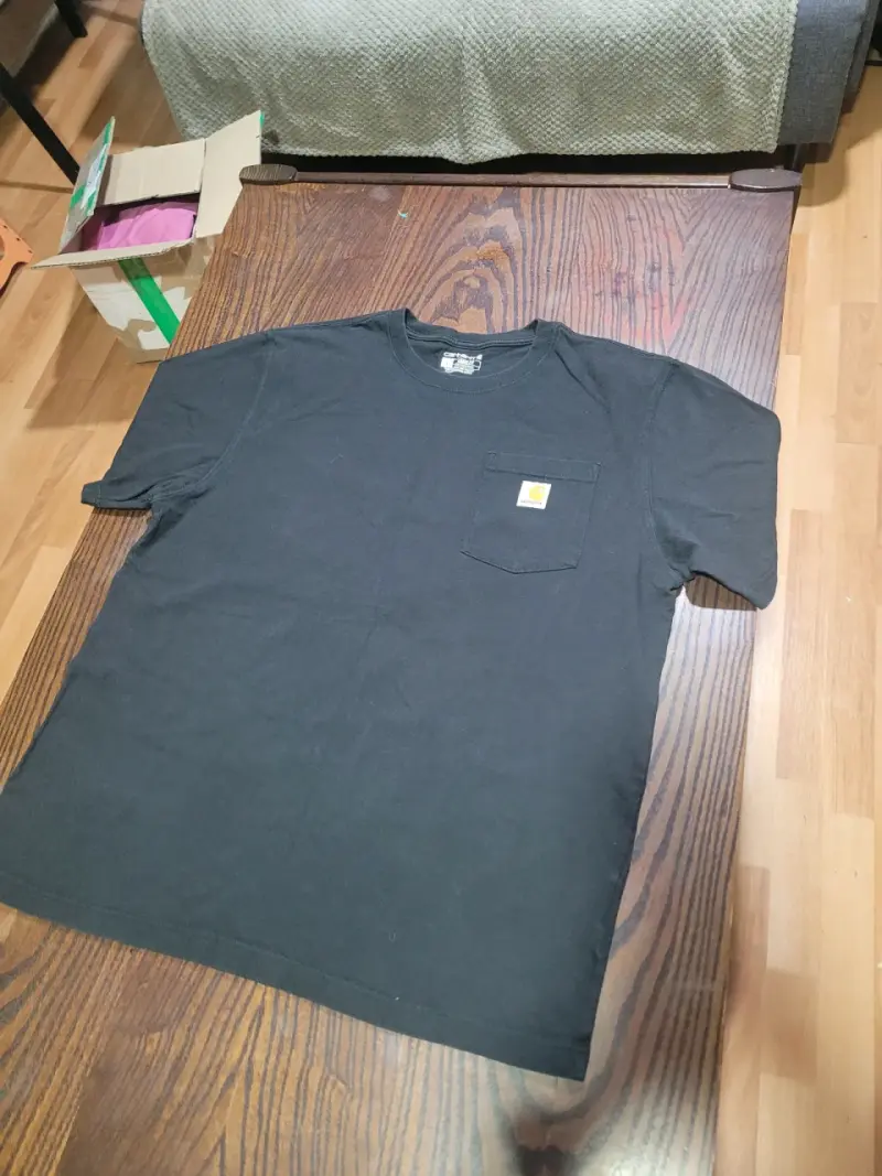 Polera negra Carhartt de algodón con bolsillo - 1