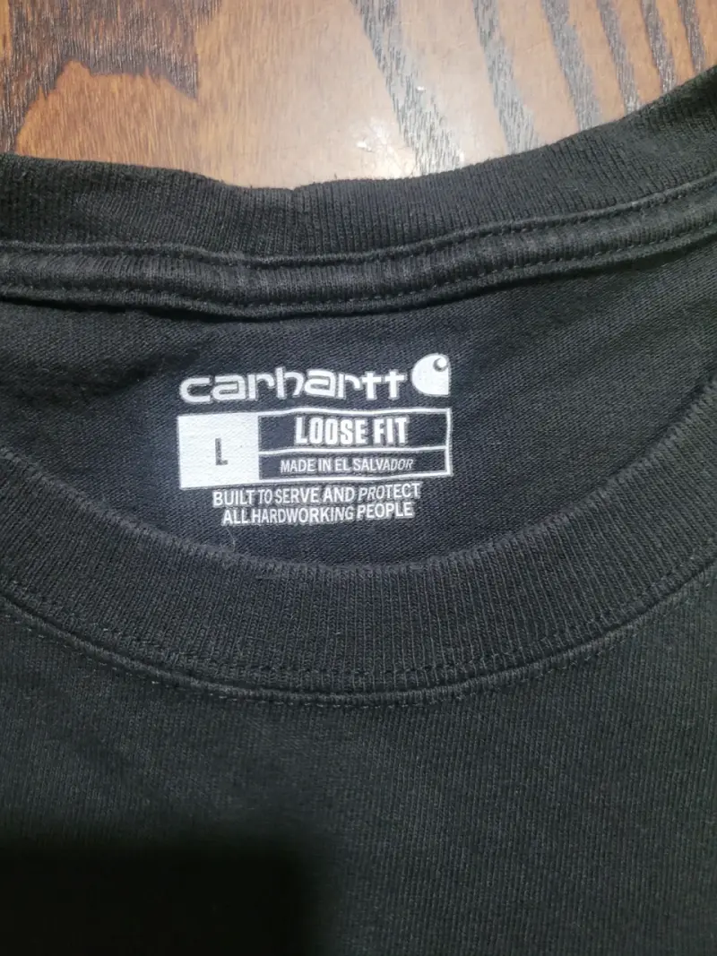 Polera negra Carhartt de algodón con bolsillo - 2