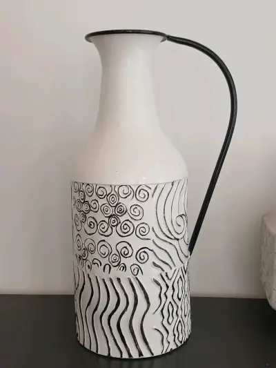 Jarra decorativa de cerámica blanca con diseño abstracto - miniatura 1